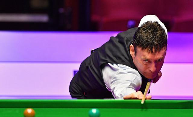 他在赛后采 他在赛后采